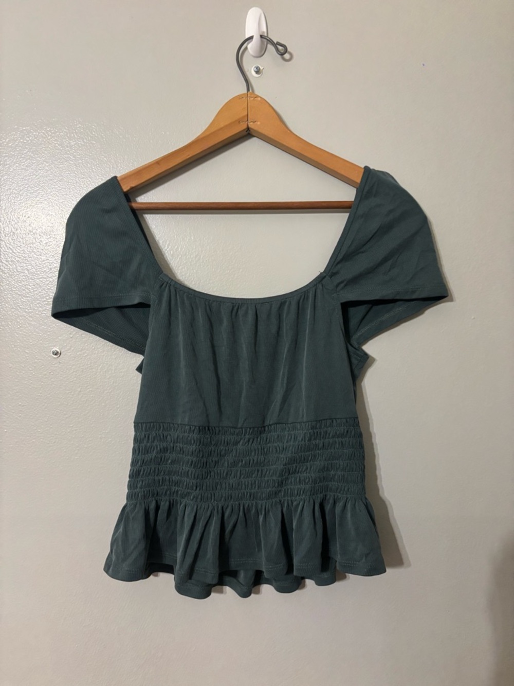 BCBG Cold Shoulder Top Ruffled Green Small - Picture 2 of 3